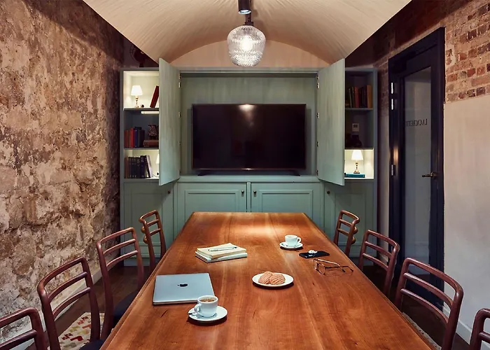 혹스턴, 호텔 4*